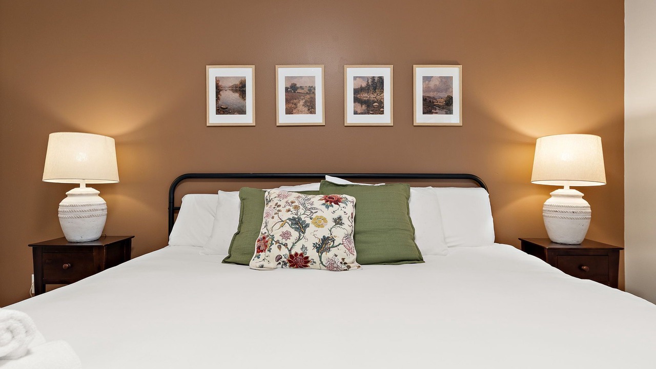 Photo of Bedroom in Summit - University