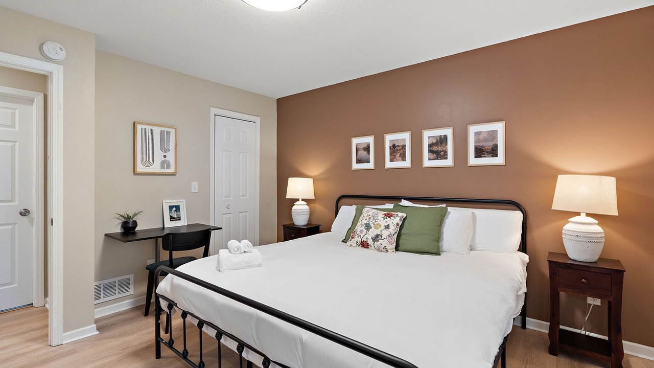 Photo of Bedroom in Summit - University