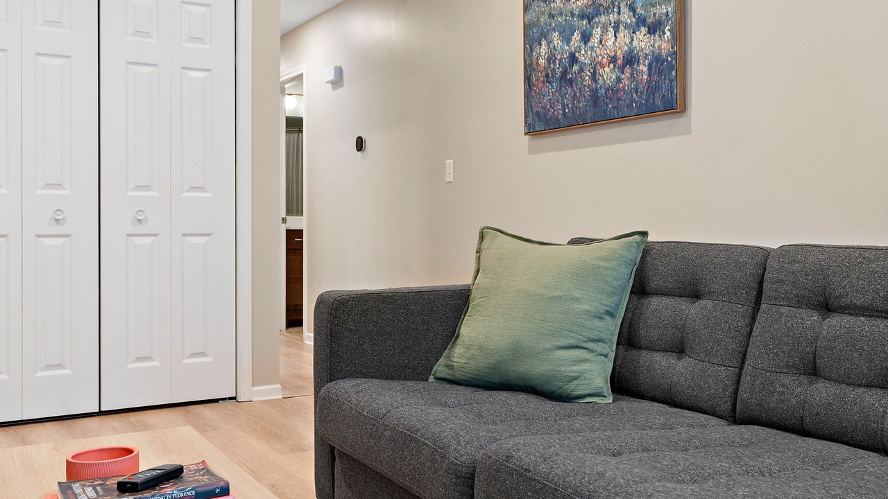 Photo of Livingroom in Summit - University