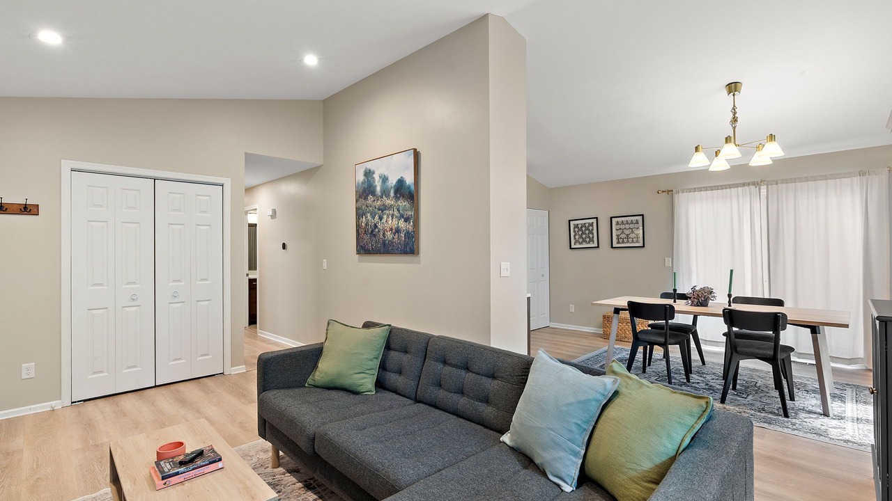 Photo of Livingroom in Summit - University