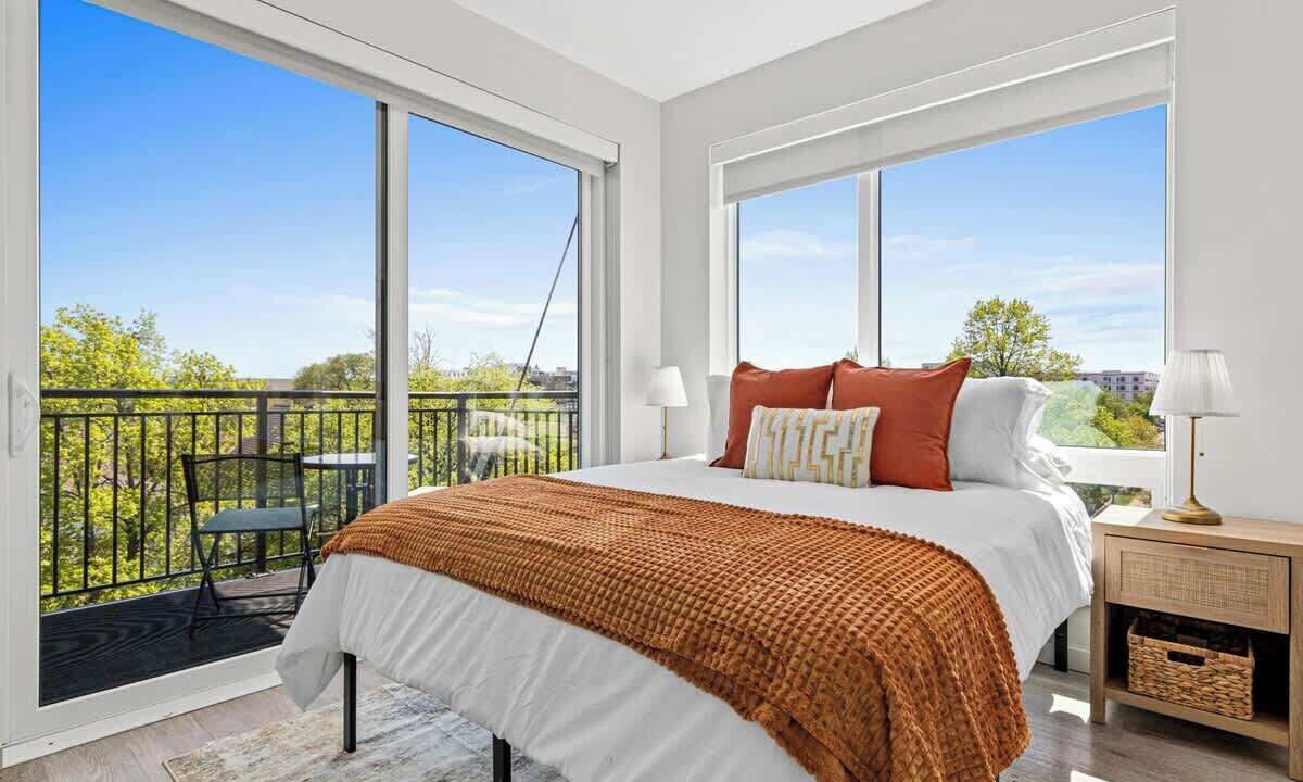 Photo of Bedroom in Lyn-Lake
