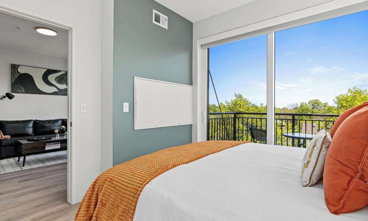 Photo of Bedroom in Lyn-Lake
