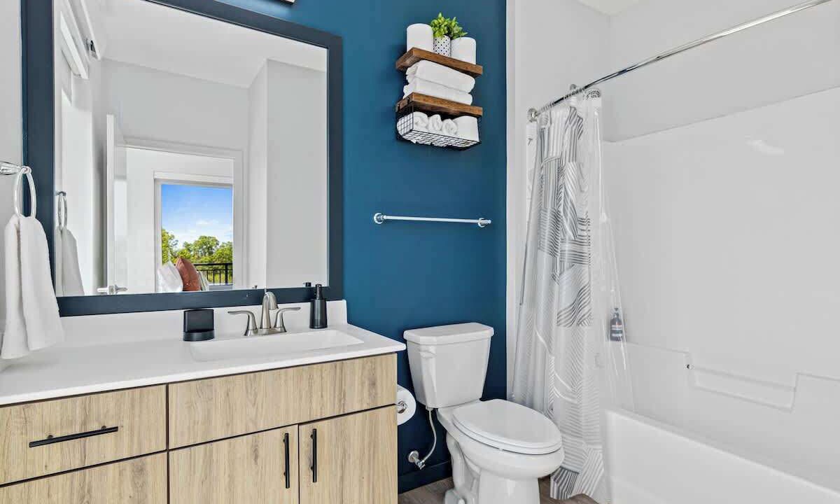 Photo of Bathroom in Lyn-Lake