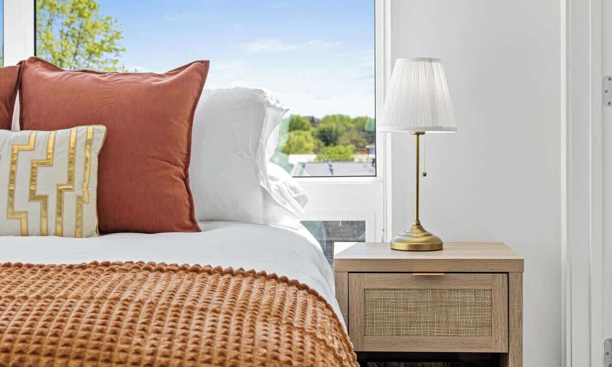 Photo of Bedroom in Lyn-Lake
