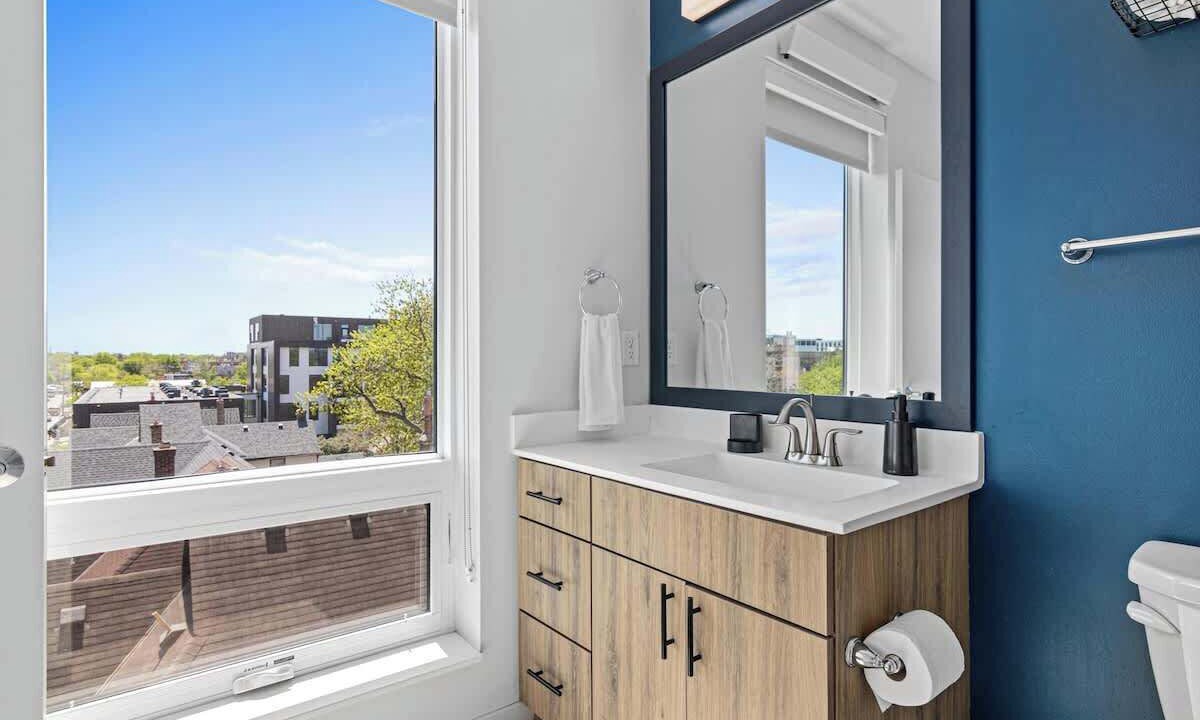 Photo of Bathroom in Lyn-Lake