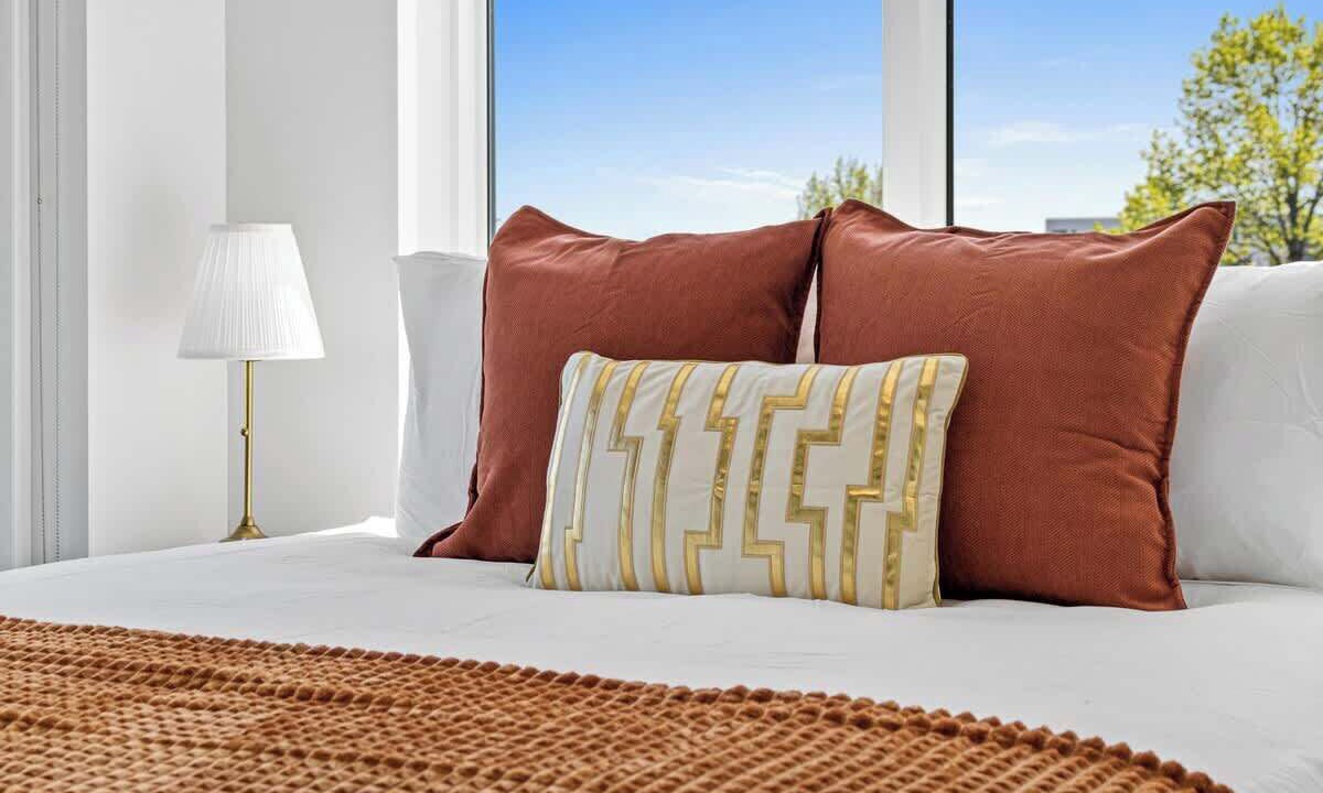 Photo of Bedroom in Lyn-Lake