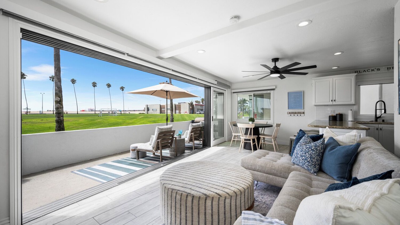 Photo of Livingroom in Balboa Peninsula