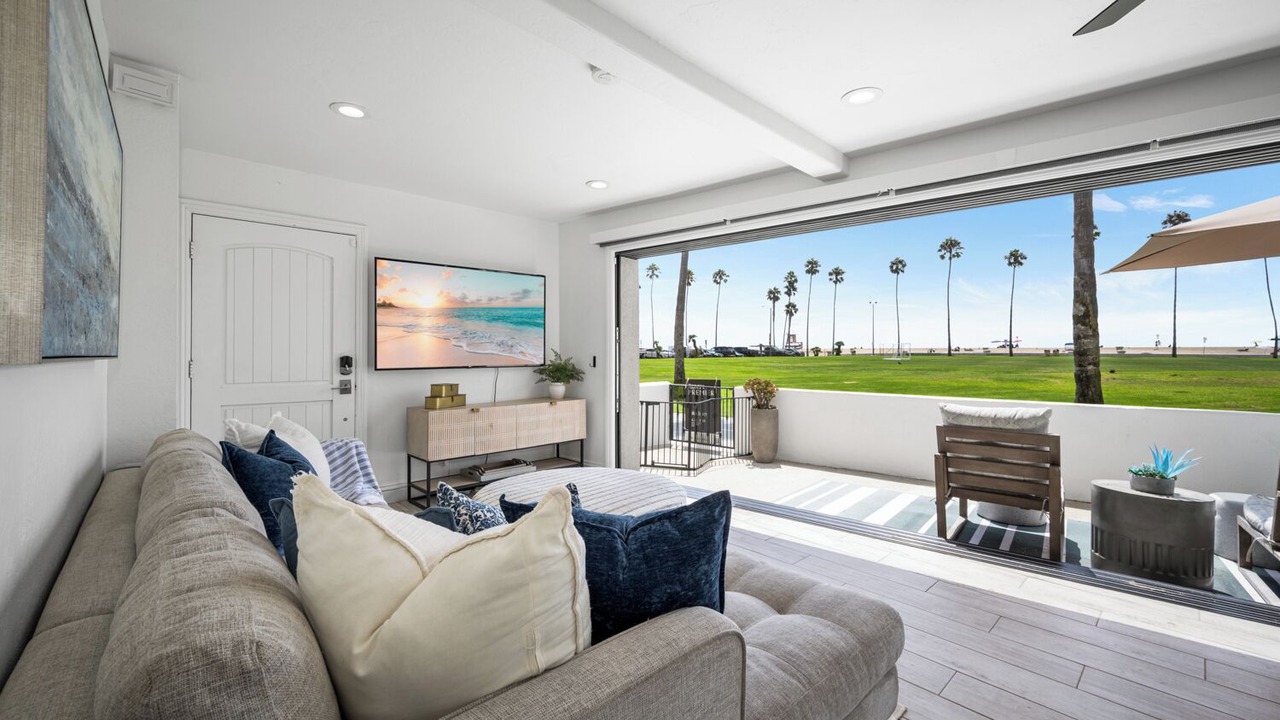 Photo of Livingroom in Balboa Peninsula
