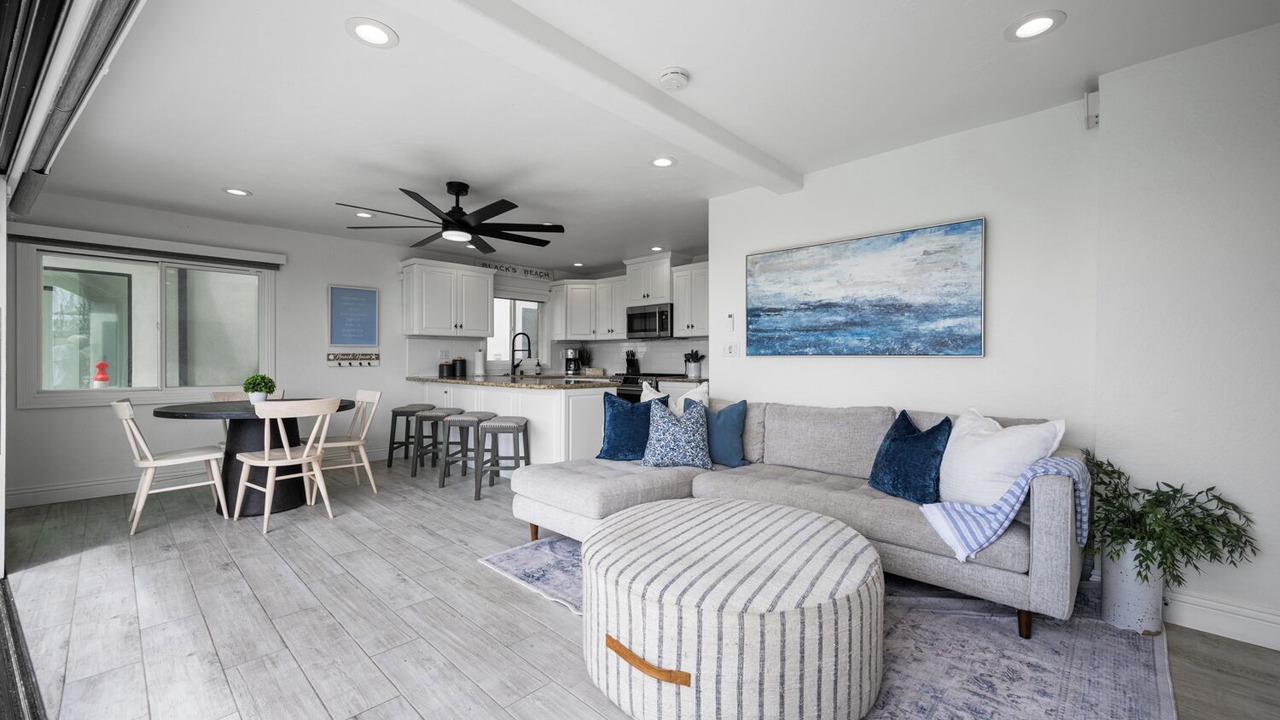 Photo of Livingroom in Balboa Peninsula