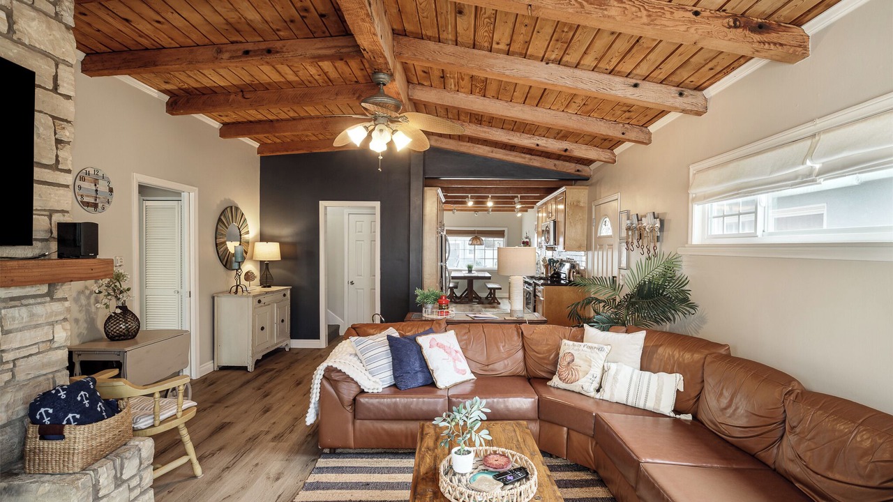 Photo of Livingroom in Silver Strand