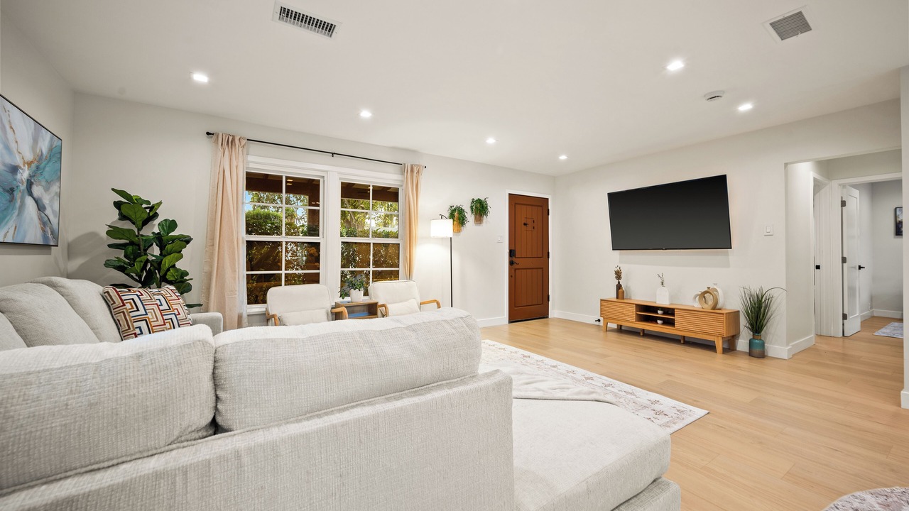 Photo of Livingroom in Woodland Hills