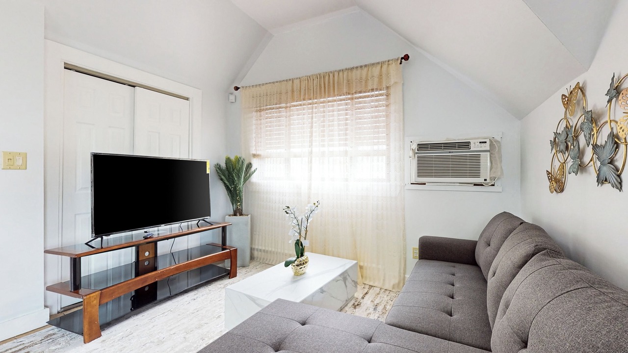 Photo of Livingroom in West Street - River Street