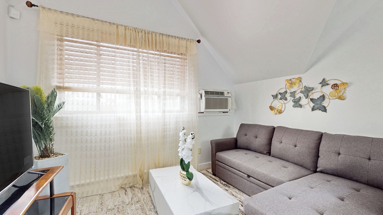 Photo of Livingroom in West Street - River Street