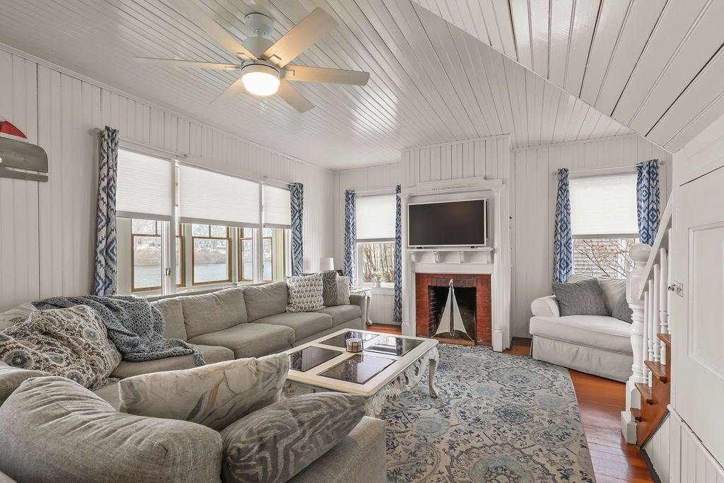 Photo of Livingroom in Buzzards Bay