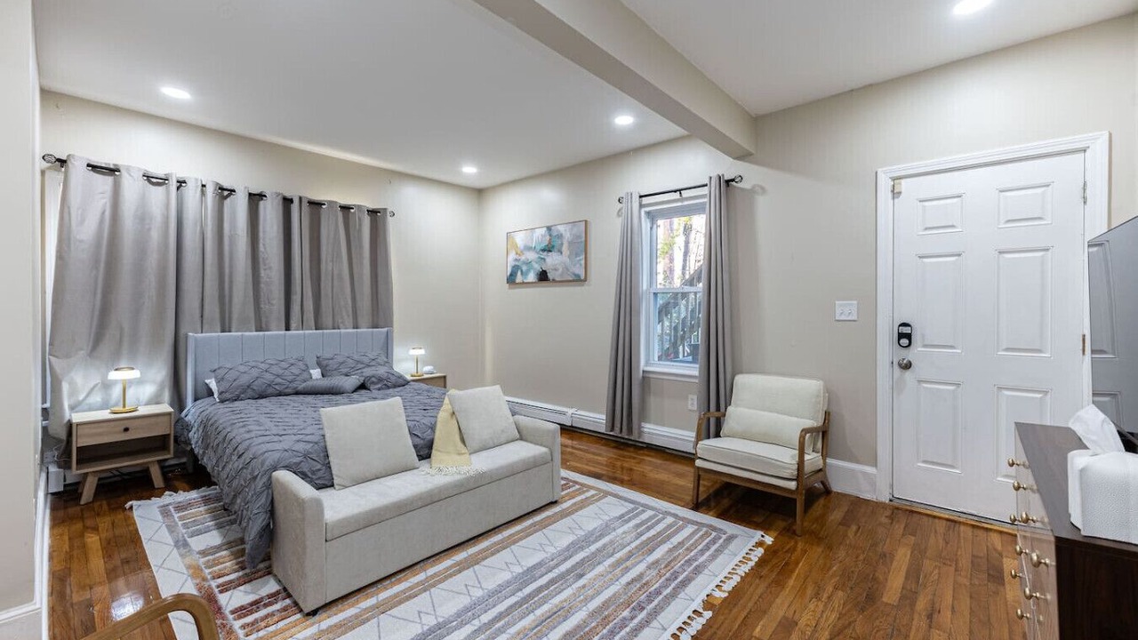 Photo of Bedroom in Roxbury
