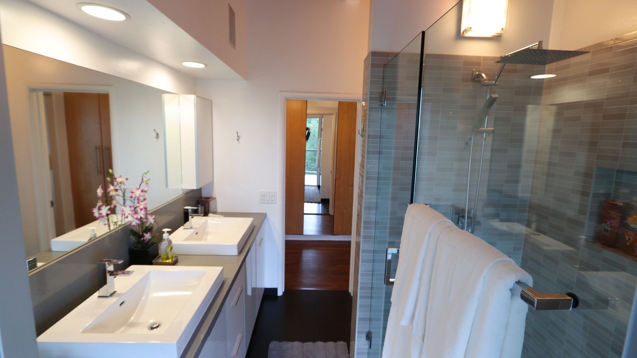 Photo of Bathroom in Hollywoodland