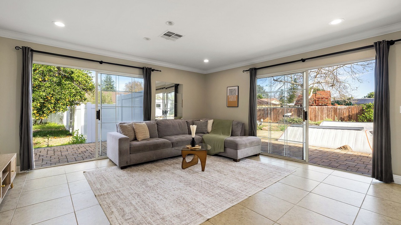 Photo of Livingroom in Woodland Hills