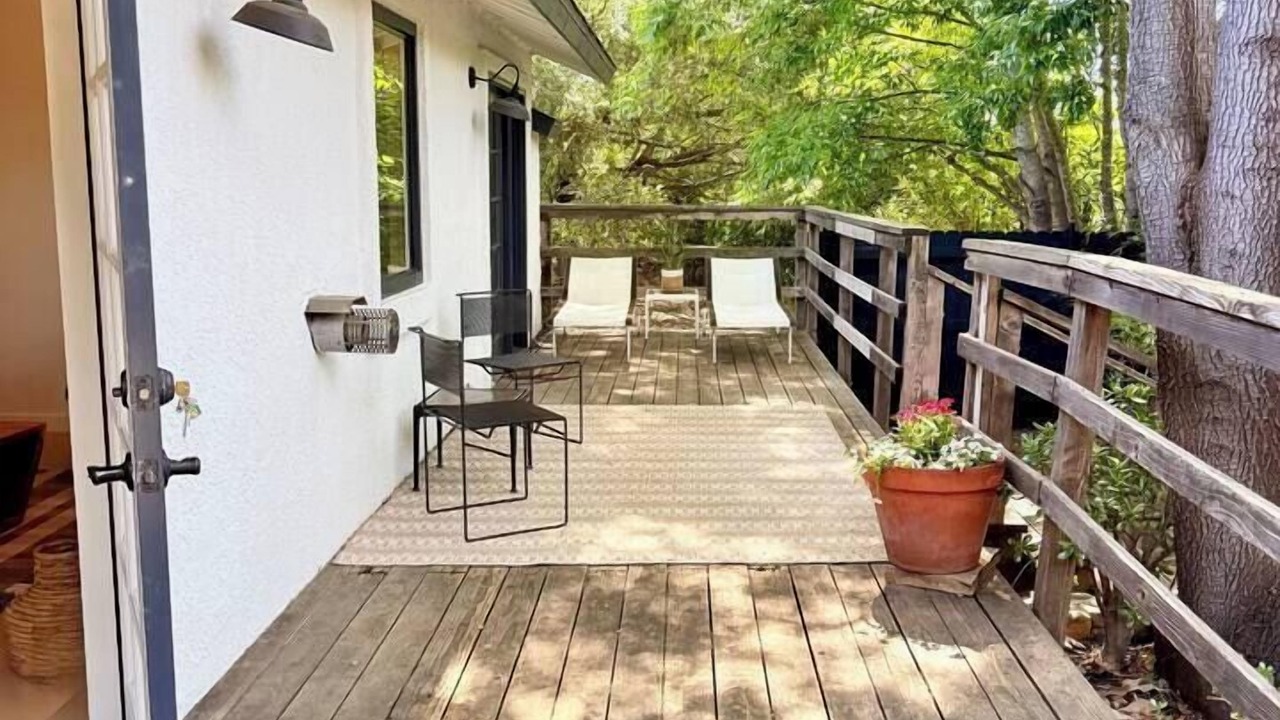 Photo of Patio Balcony in Meiners Oaks