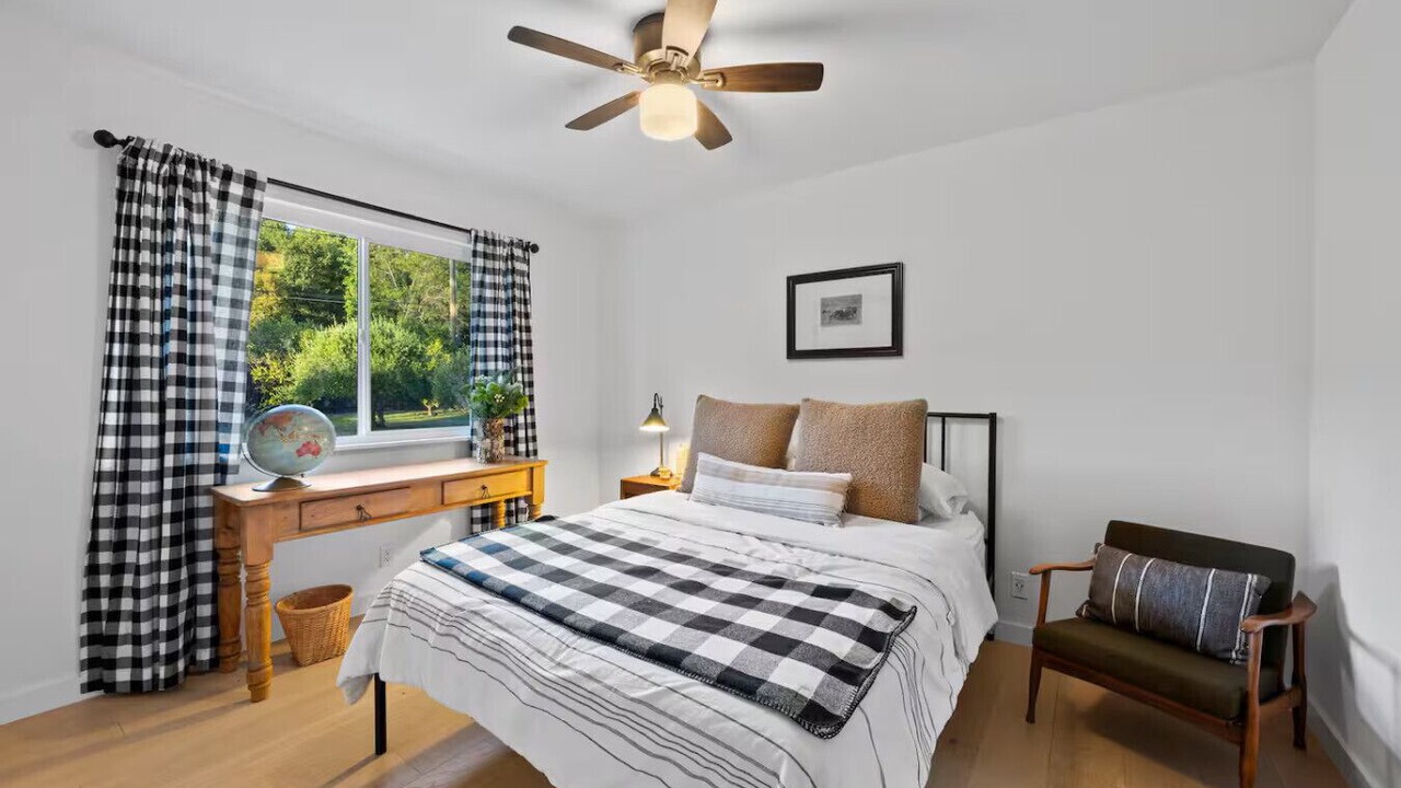 Photo of Bedroom in Meiners Oaks