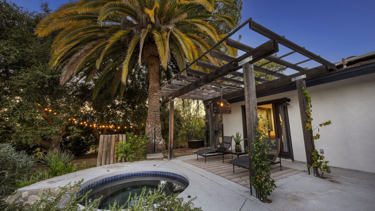 Photo of Patio Balcony in Meiners Oaks