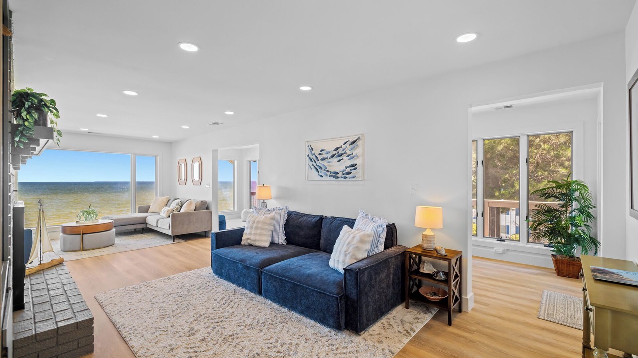 Photo of Livingroom in Calvert Beach-Long Beach
