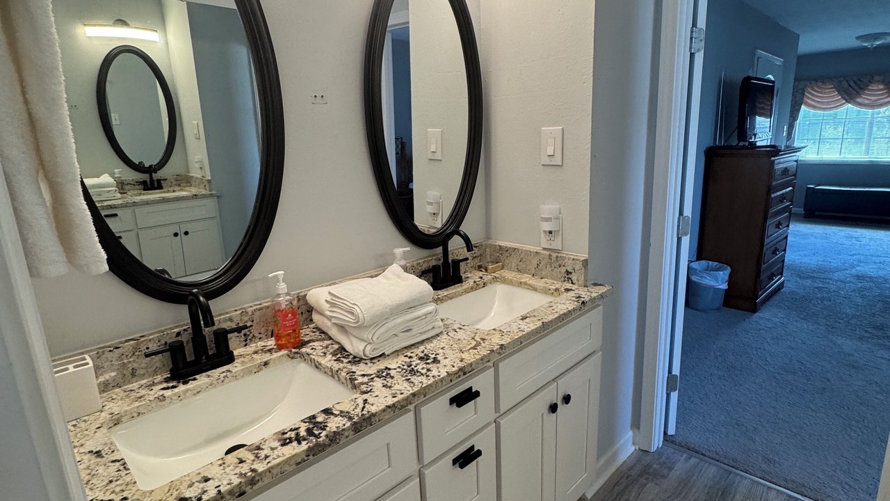 Photo of Bathroom in Kenner - Louis Armstrong International Airport