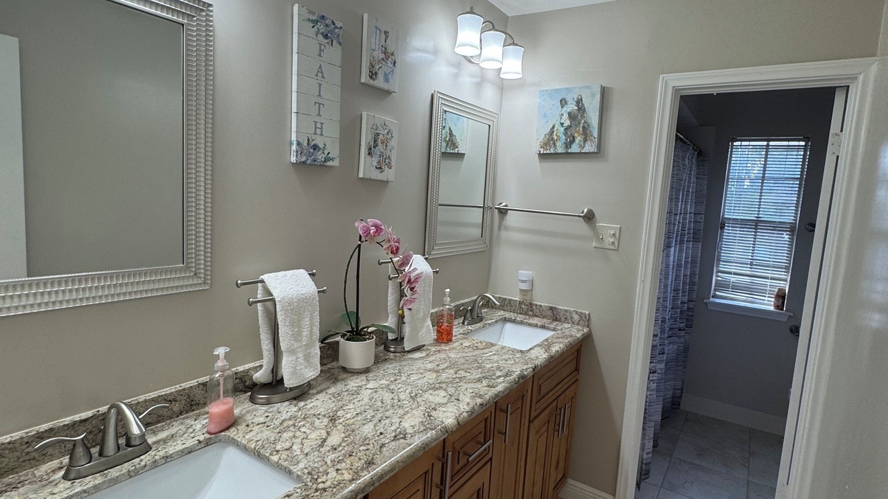 Photo of Bathroom in Kenner - Louis Armstrong International Airport