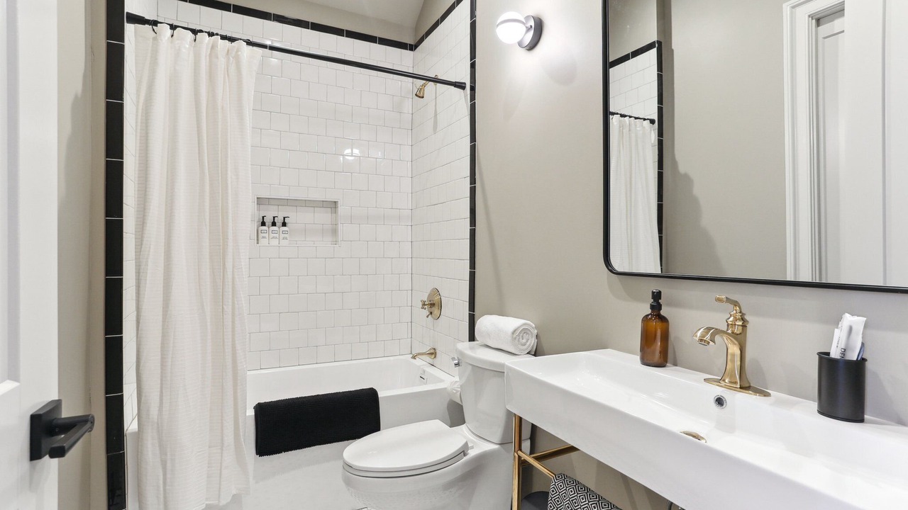 Photo of Bathroom in Arts/Warehouse District