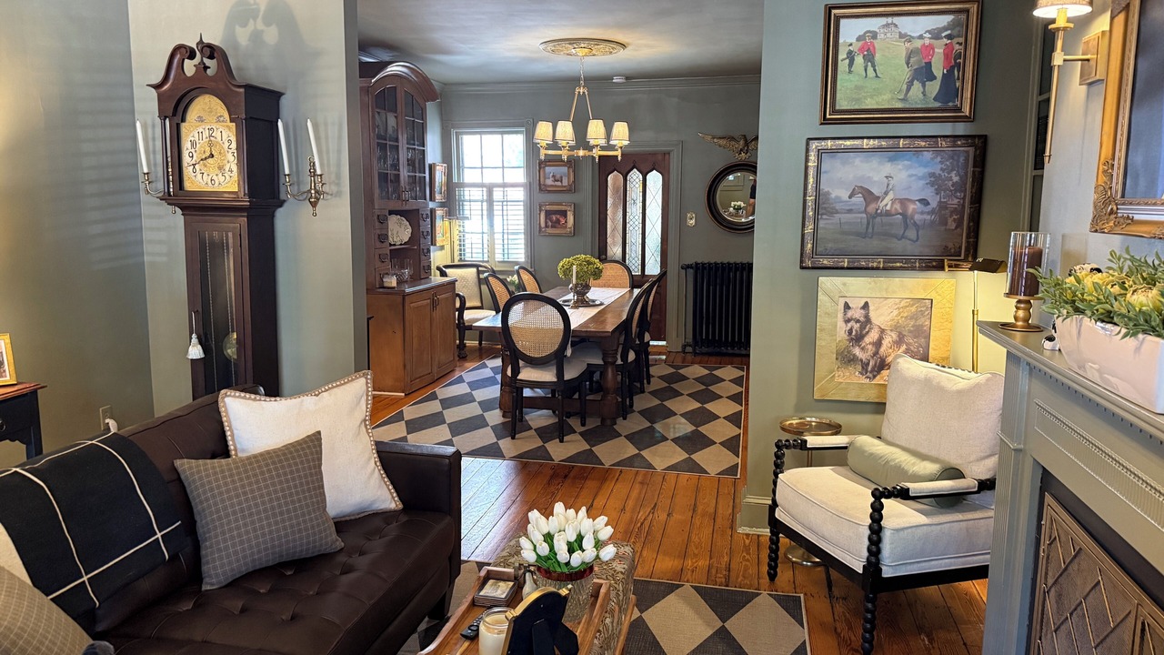 Photo of Livingroom in Historic District