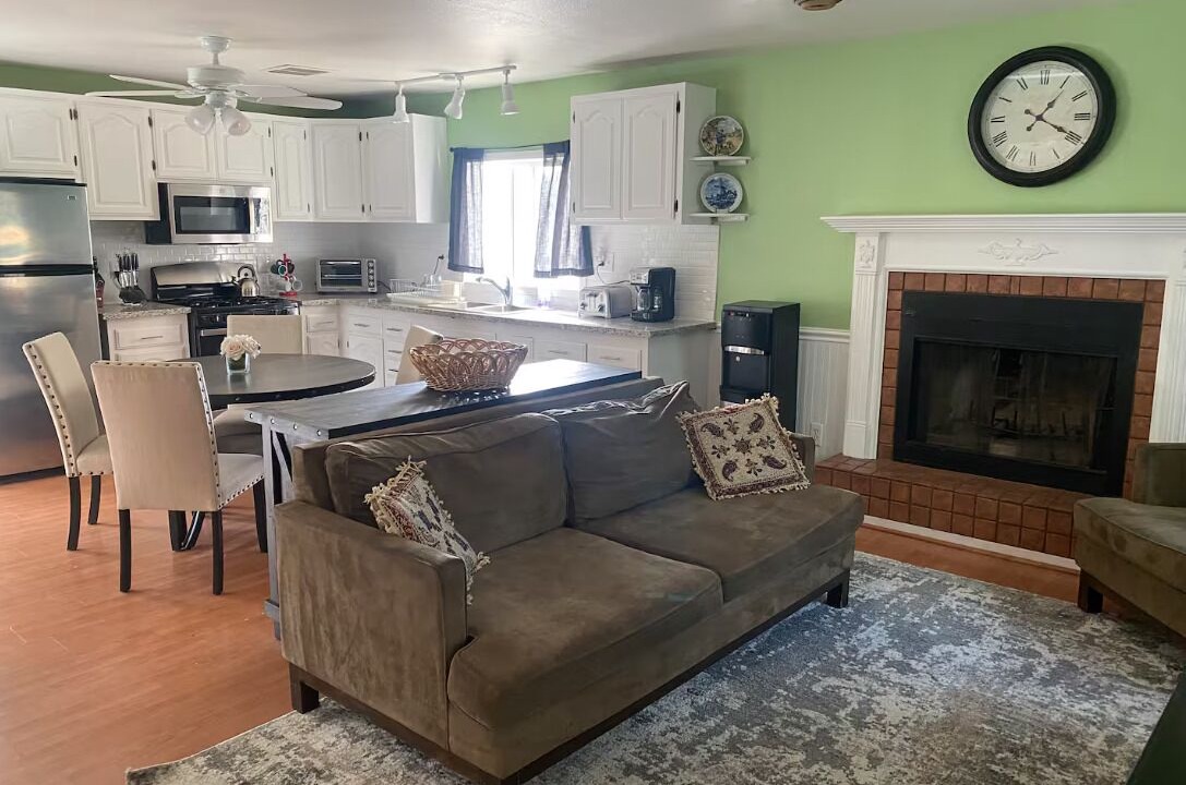Photo of Livingroom in Canyon Country