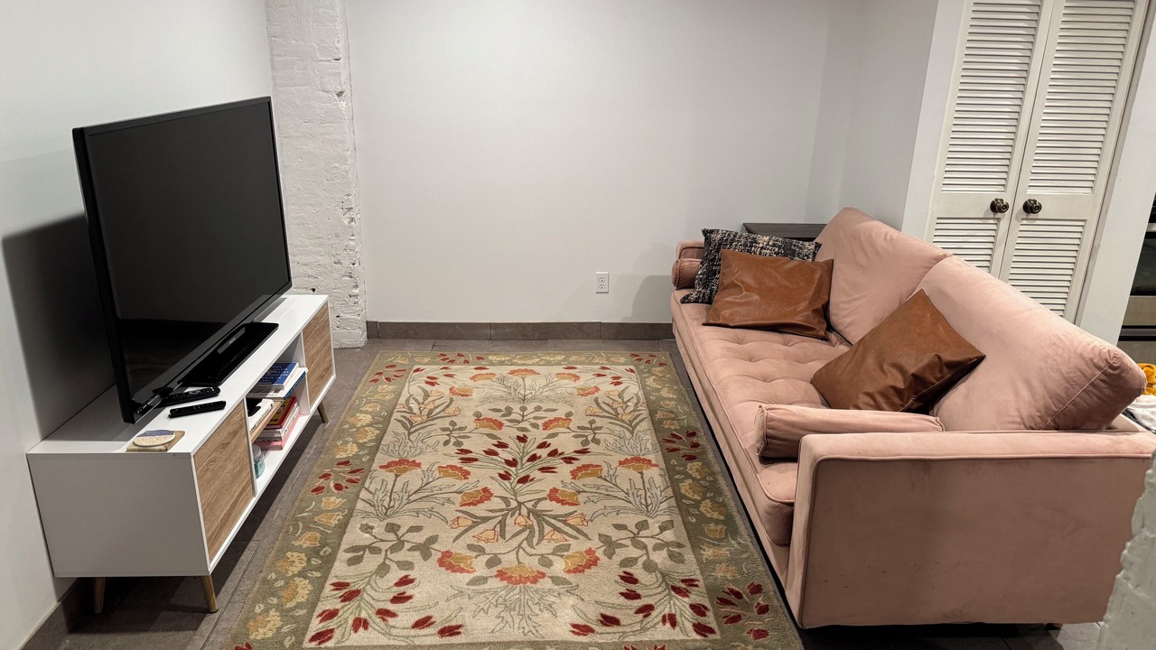 Photo of Livingroom in Truxton Circle