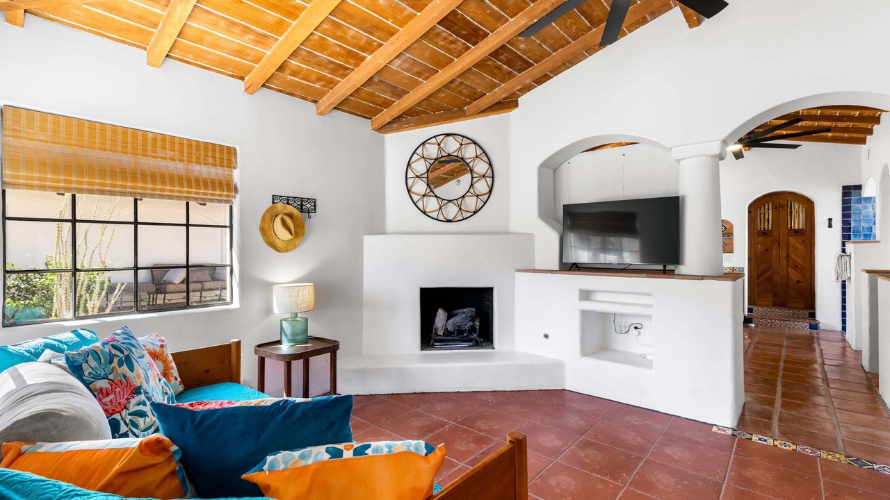 Photo of Livingroom in Racquet Club West
