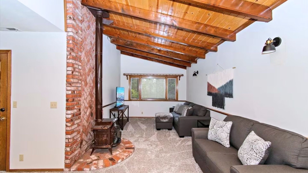 Photo of Livingroom in Summit Estates