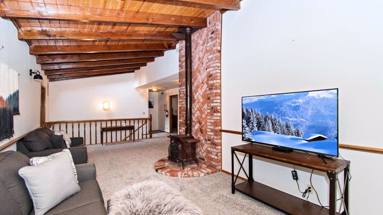 Photo of Livingroom in Summit Estates