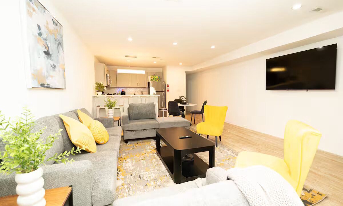 Photo of Livingroom in Truxton Circle