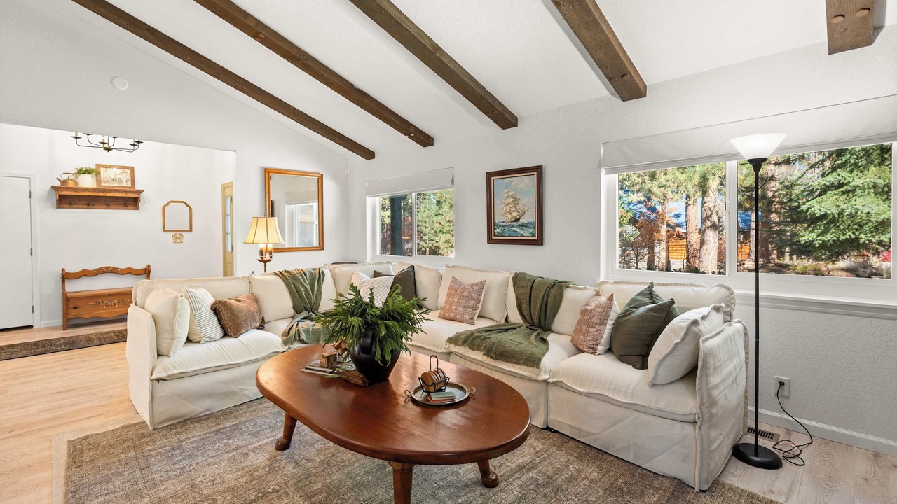 Photo of Livingroom in Summit Estates