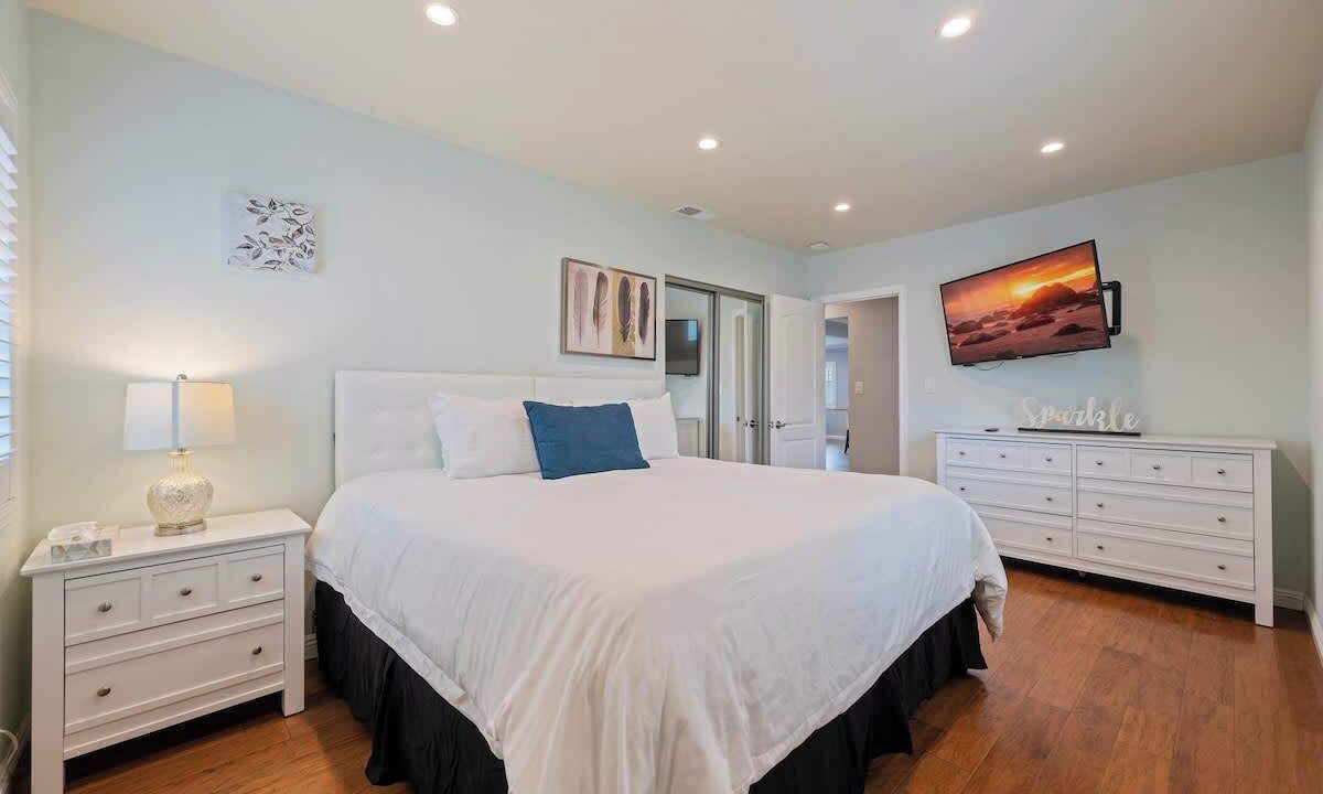 Photo of Bedroom in Lake Balboa