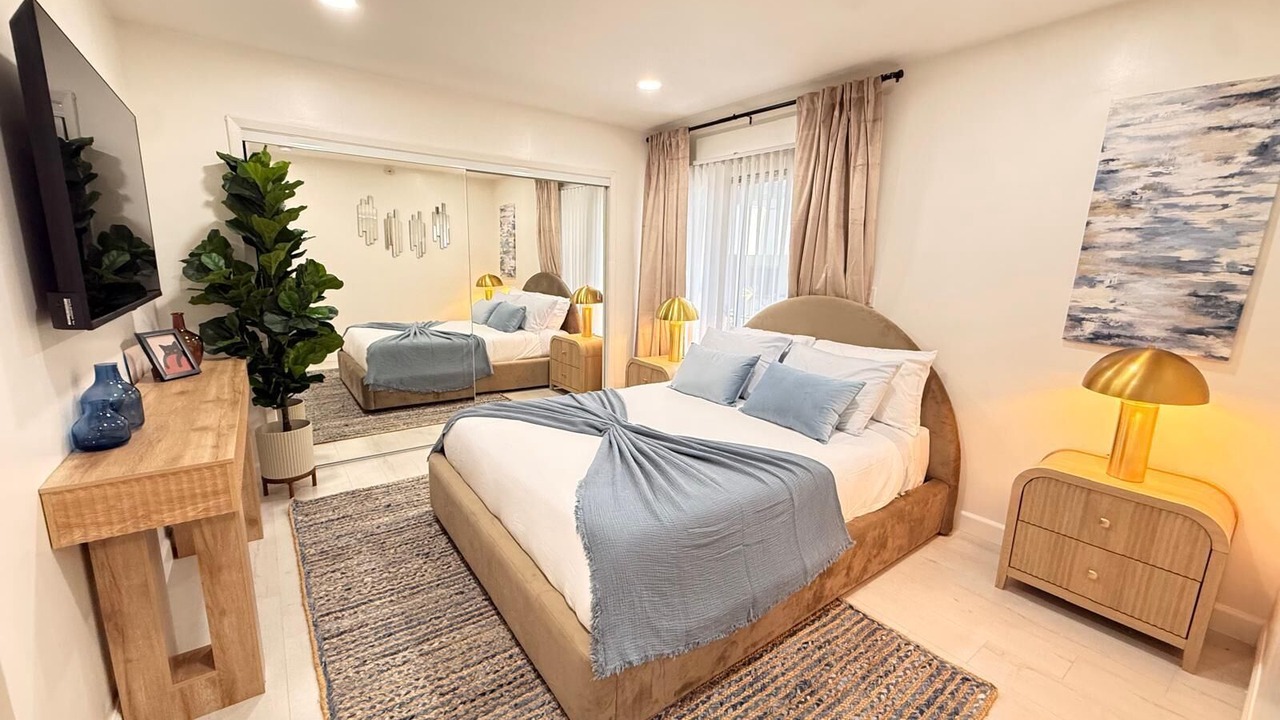Photo of Bedroom in Pico - Robertson