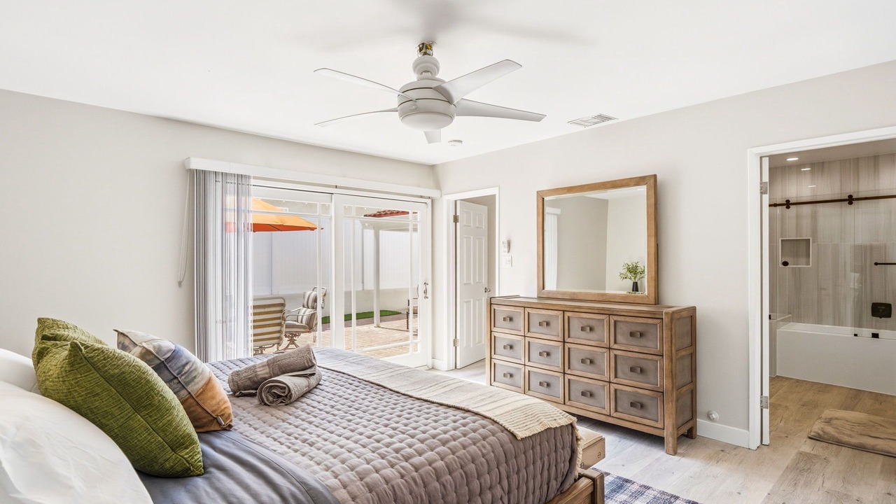Photo of Bedroom in Toluca Lake