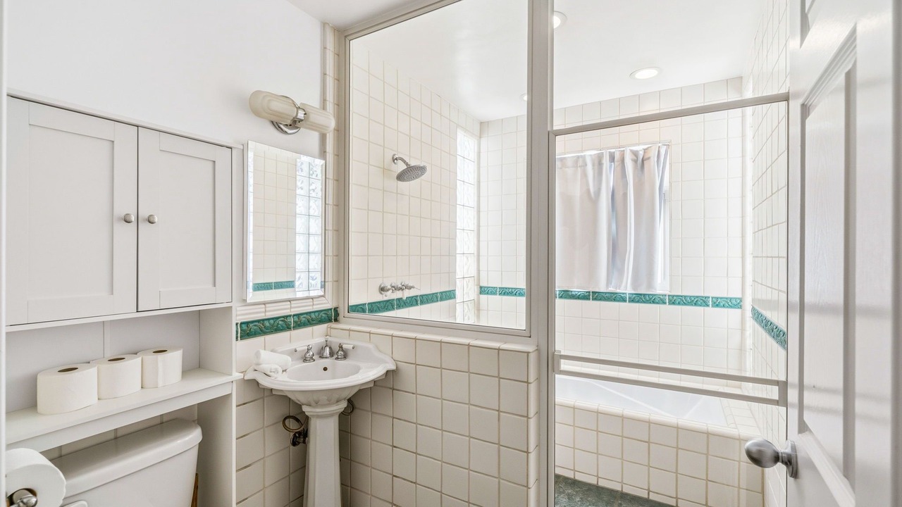 Photo of Bathroom in Toluca Lake