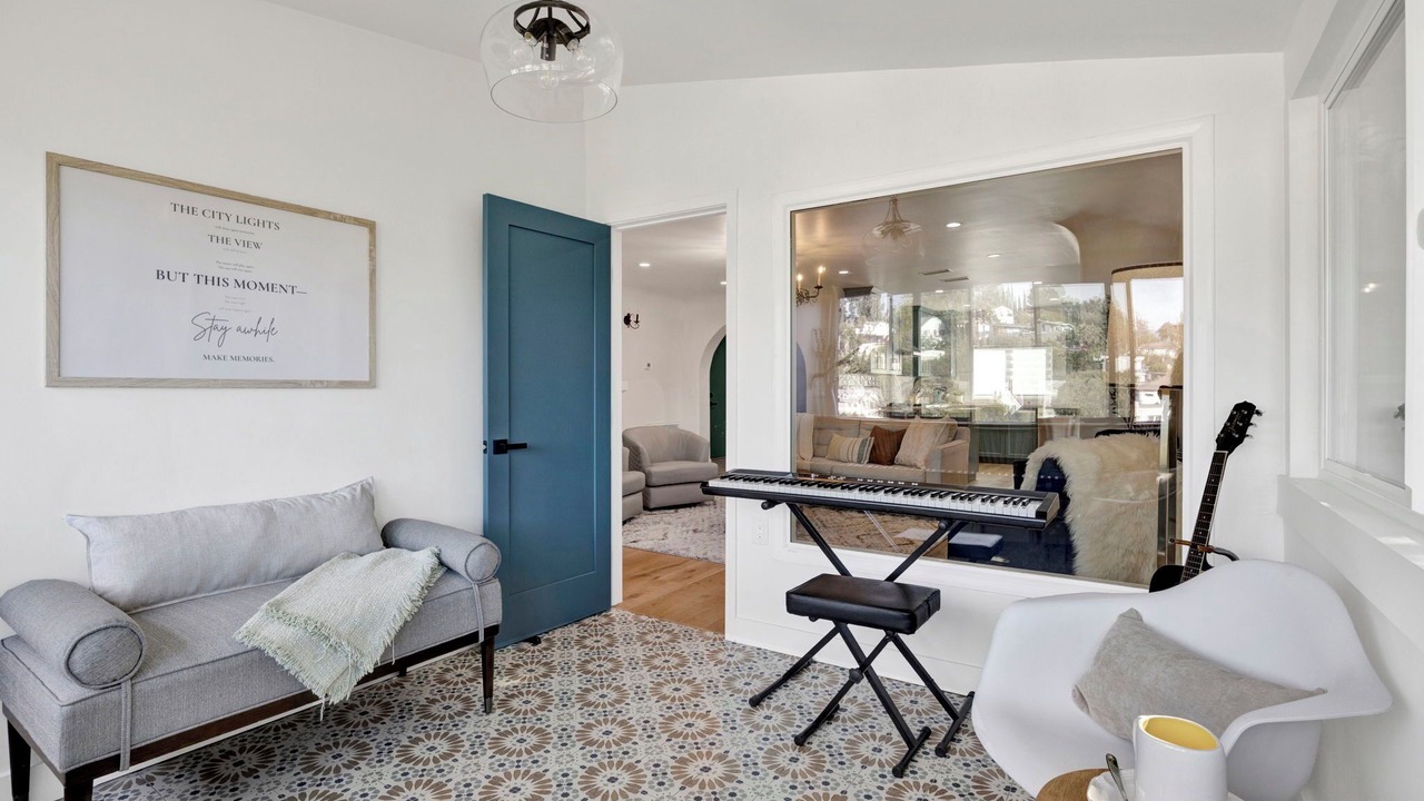 Photo of Livingroom in Adams Hill