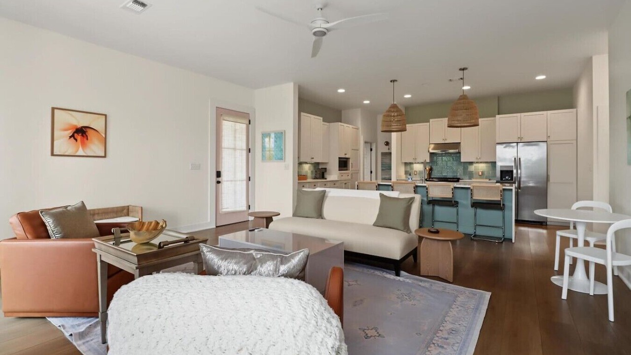 Photo of Livingroom in Henderson Point
