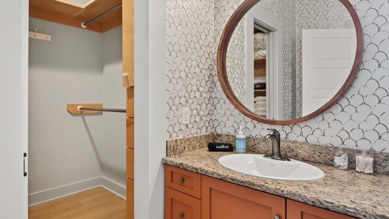 Photo of Bathroom in Henderson Point