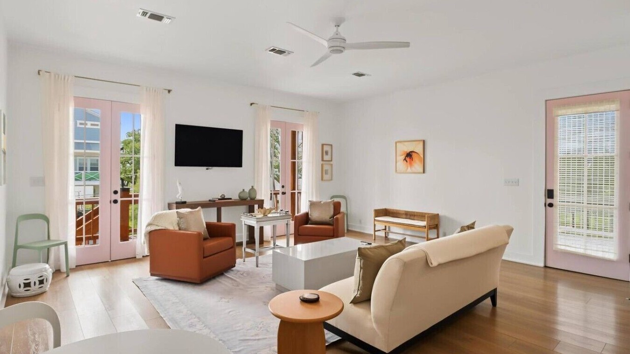 Photo of Livingroom in Henderson Point