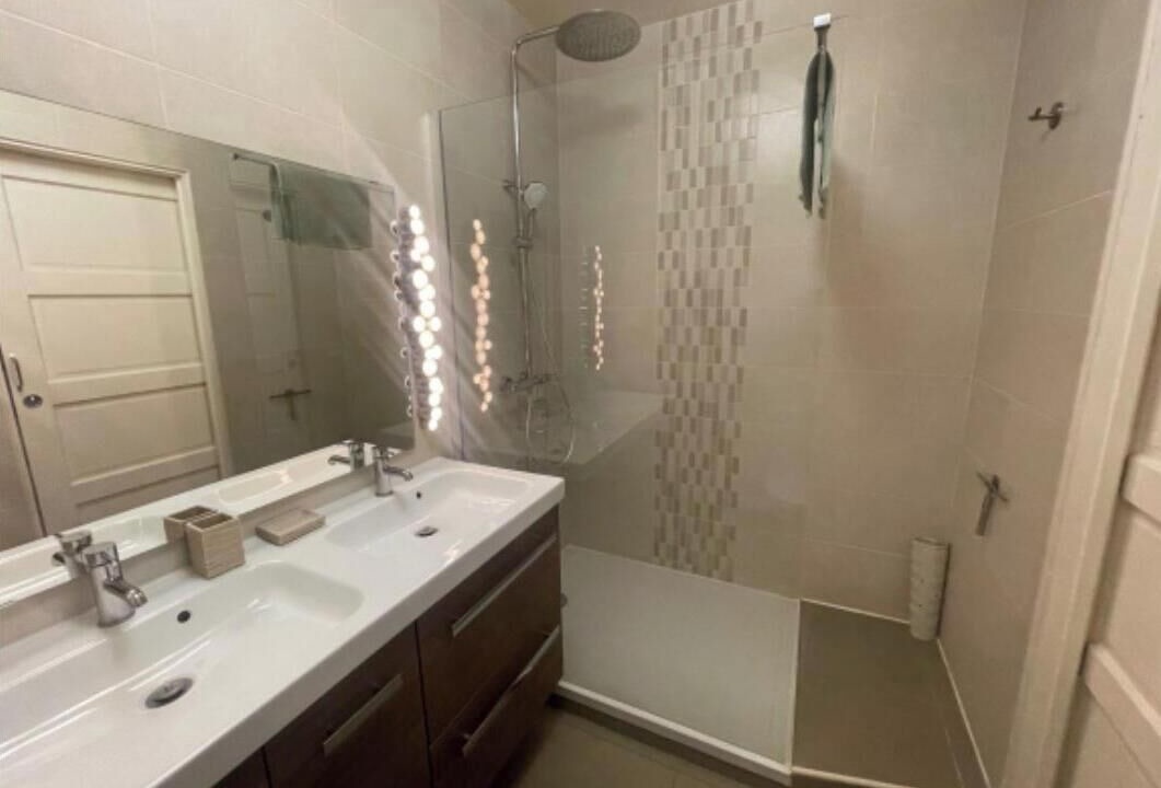 Photo of Bathroom in Notre-Dame-des-Champs