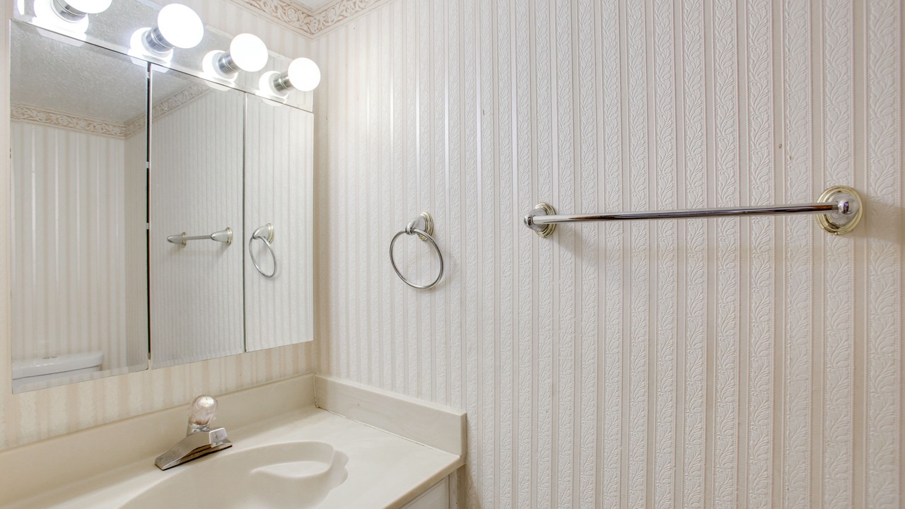 Photo of Bathroom in Kenner - Louis Armstrong International Airport