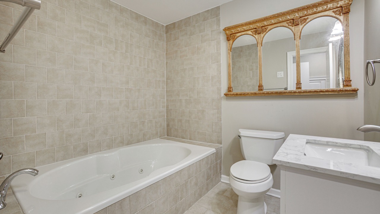 Photo of Bathroom in Kenner - Louis Armstrong International Airport