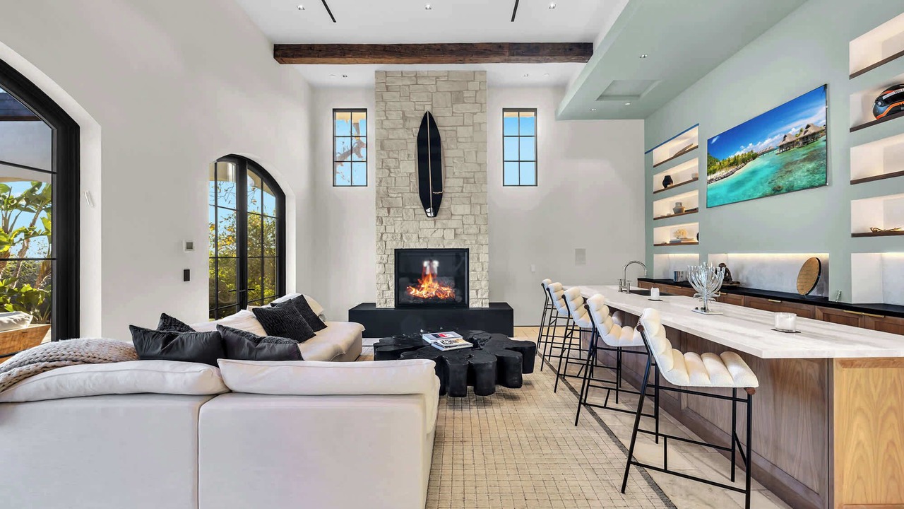 Photo of Livingroom in Western Malibu