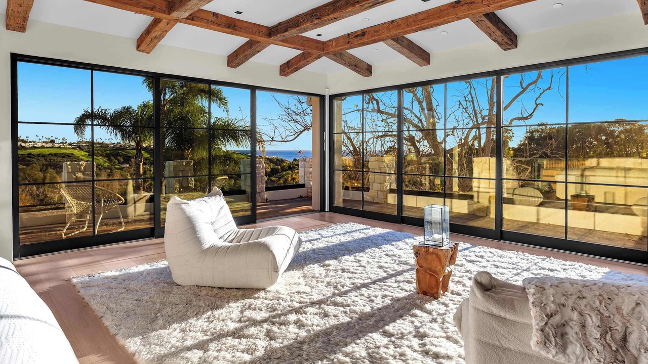 Photo of Livingroom in Western Malibu