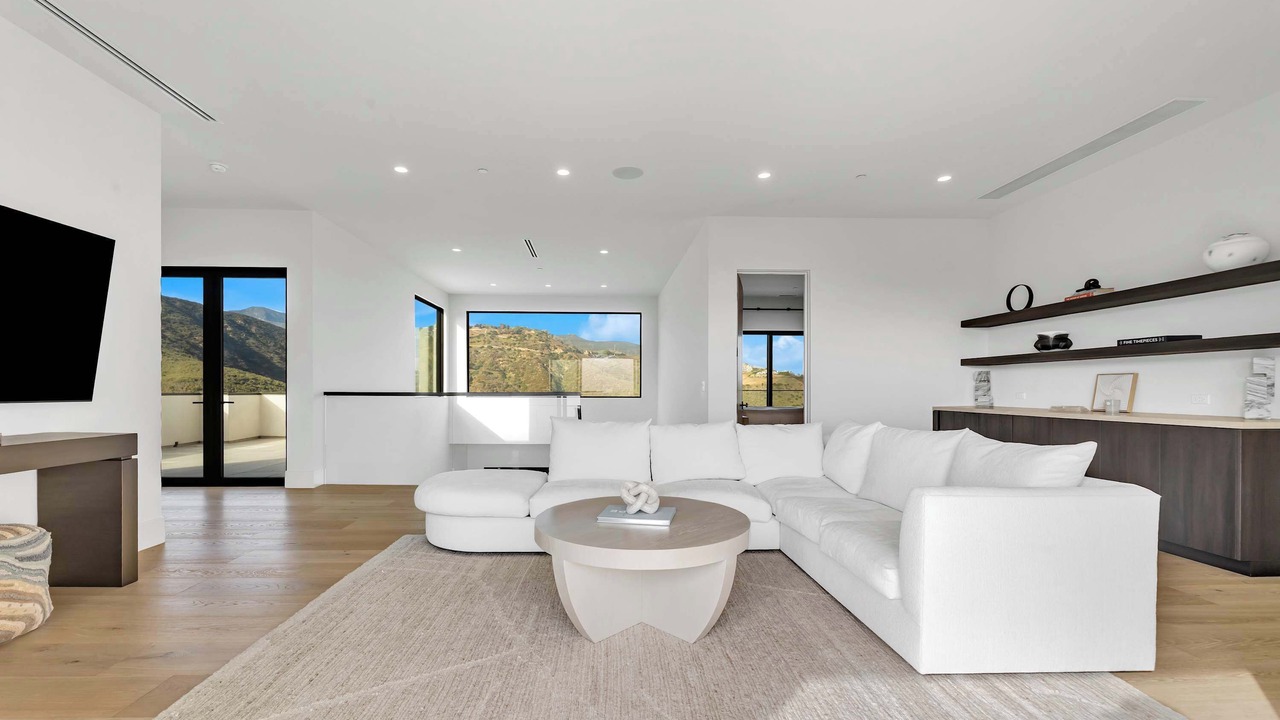 Photo of Livingroom in Central Malibu